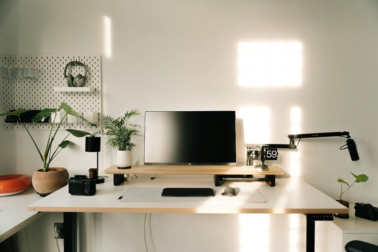Cum să îți organizezi eficient spațiul de lucru acasă pentru a crește productivitatea